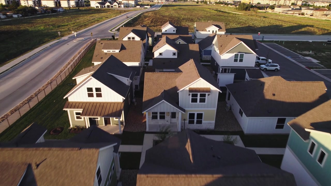 Drone em área de construção, construindo novas casas para empreendimento.
