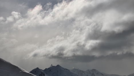 Lapso-De-Tiempo-Que-Muestra-La-Nube-Moviéndose-Sobre-Los-Picos-De-Las-Montañas-En-Los-Alpes-Franceses-En-Invierno