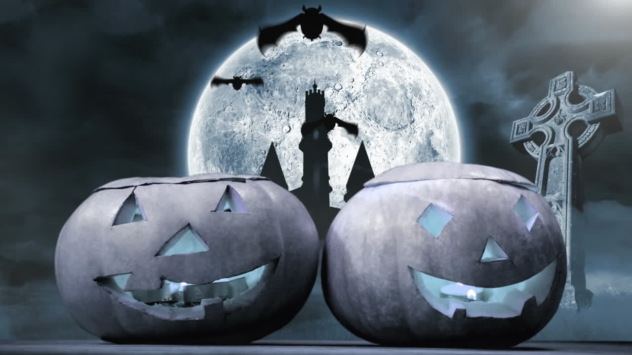 공포스러운 성과 보름달의 배경 위에 반이는 얼굴을 가진 잭 오 랜턴