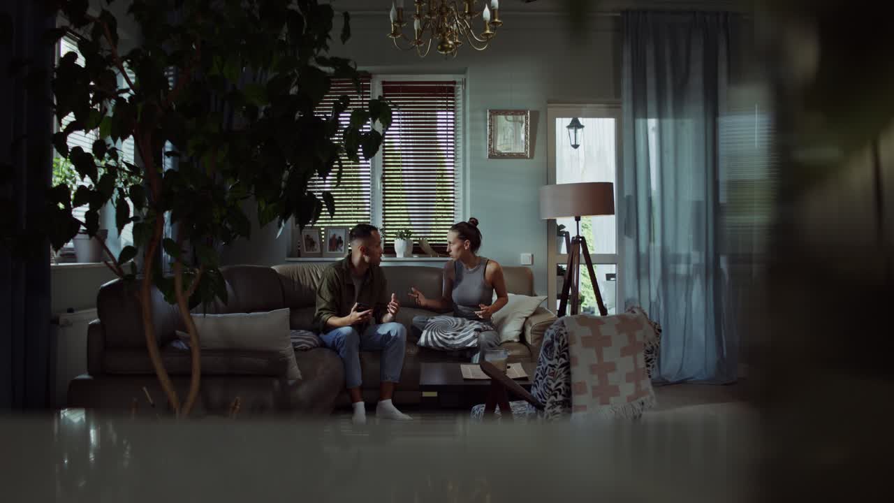 커플 이 거실 에서 논쟁 하고 있다