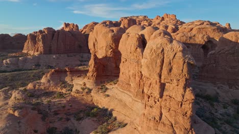 vista aérea de balanced rock, parque nacional de arcos en utah, estados unidos - toma de avión no tripulado