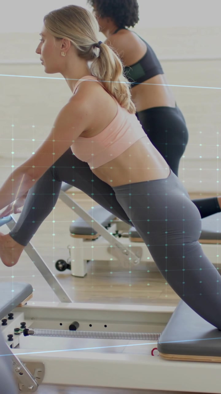 Animazione della frequenza cardiaca su donne che si allenano con i reformer Pilates in uno studio fitness