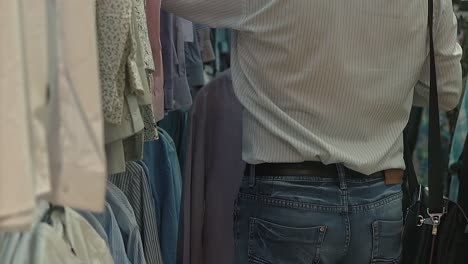 El-Hombre-Elige-Una-Camisa-En-El-Centro-Comercial-A-Cámara-Lenta.