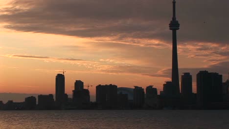 Una-Espectacular-Atardecer-Con-La-Torre-Y-Otros-Edificios-Cercanos-Recortados-Contra-El-Cielo-Colorido