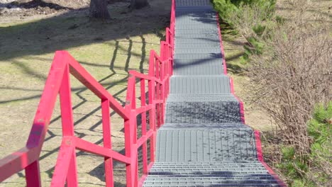las escaleras metálicas en el parque de la ciudad