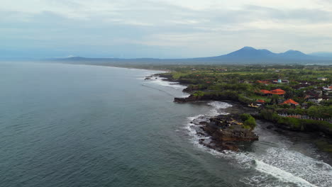 Tanah-Lot-Tempel-Mit-Dem-Berg-Batukaru-Im-Hintergrund-In-Bali,-Indonesien