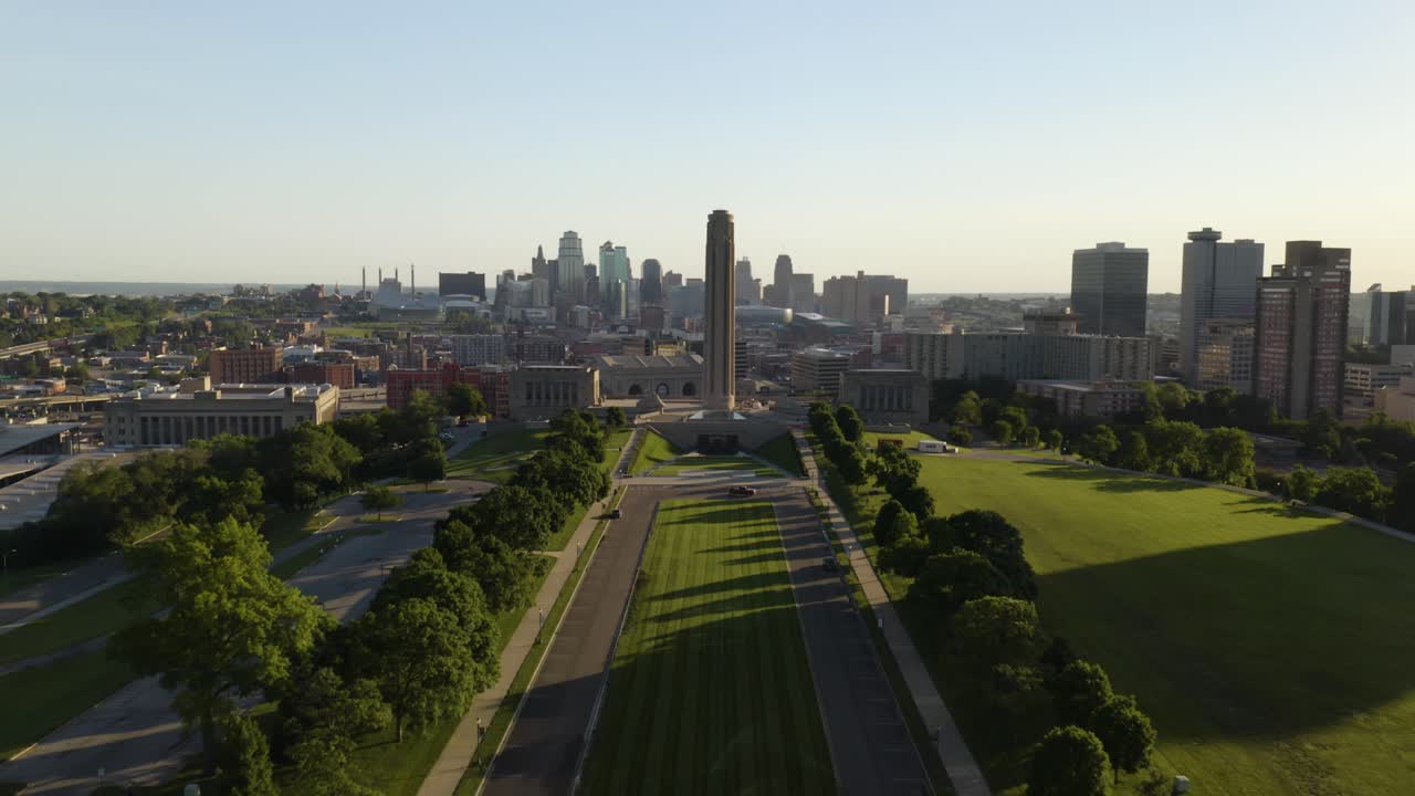 Incredibile ripresa aerea del Liberty Memorial a Kansas City, Missouri all'alba.