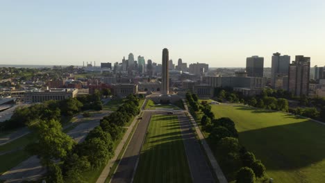 Increíble-Toma-Aérea-Del-Monumento-A-La-Libertad-En-La-Ciudad-De-Kansas,-Missouri-Al-Amanecer