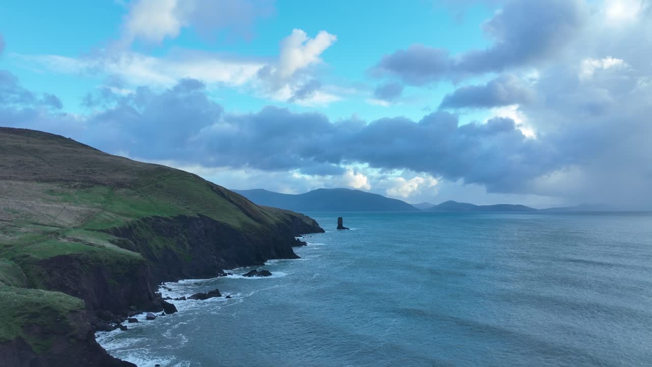 ภาพถ่ายทางอากาศของชายฝั่งที่ขรุขระและป่าเถื่อนของไอร์แลนด์แห่ง Dingle Kerry พร้อมด้วยอ่าว Kenmare และภูเขาของ Ring Of Kerry