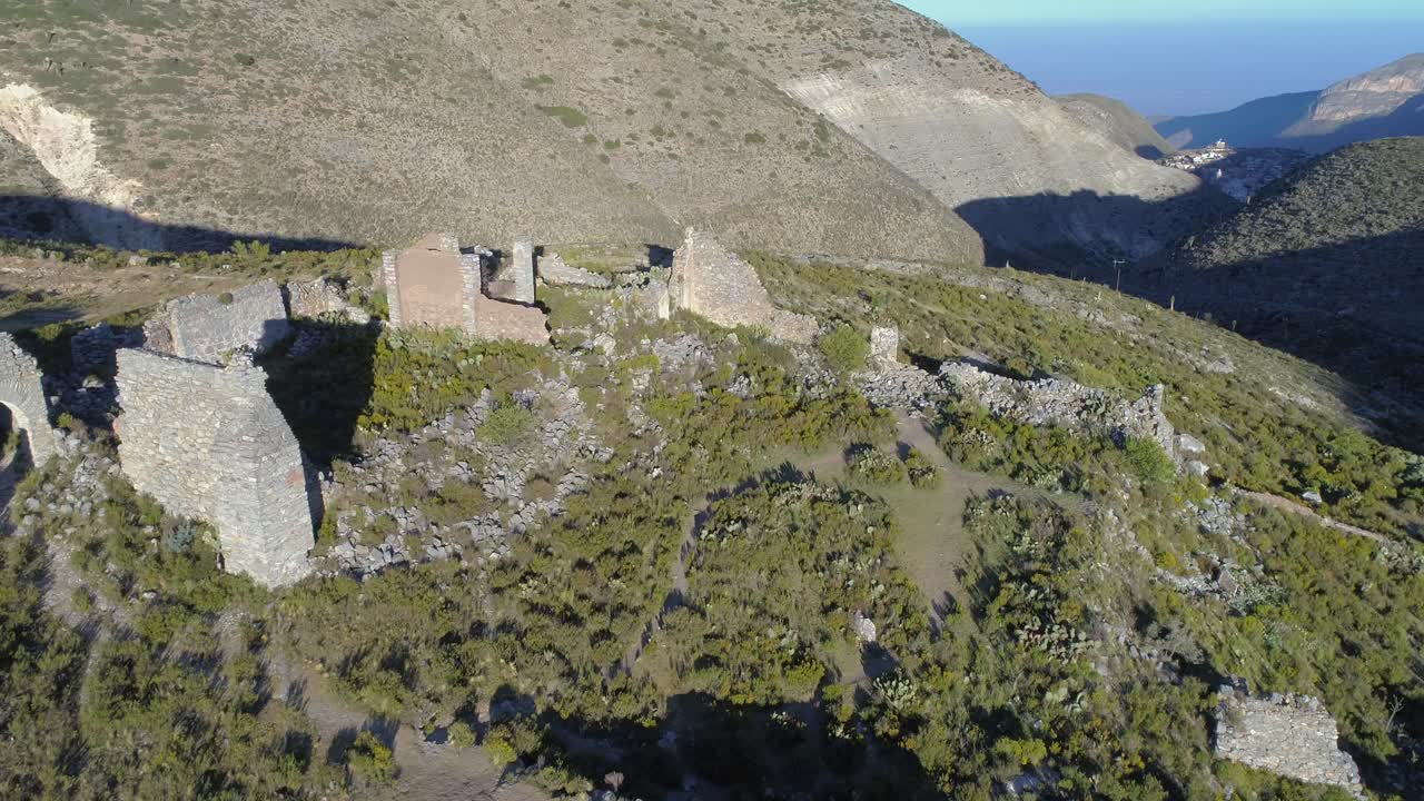 toma aérea de algunas ruinas en pueblo fantasma en real de catorce, san luis potosi, méxico