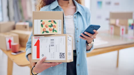 paquete, inicio y primer plano de una mujer con teléfono