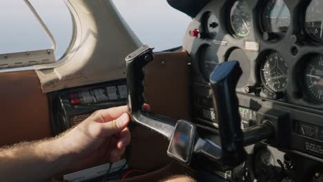 piloto de avión sosteniendo el yugo del avión, tiro de cerca