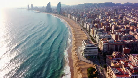 paisaje urbano costero con playa y olas