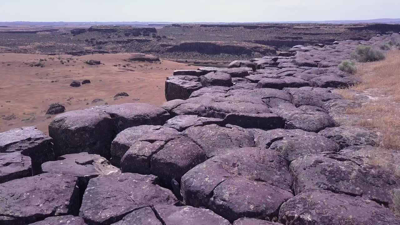 워싱턴 중부의 바살트 기둥의 꼭대기를 따라 극적인 pov 비행