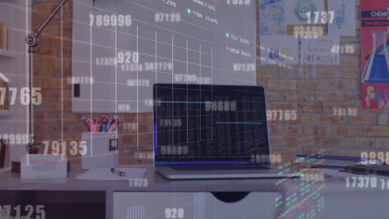 animazione di numeri mutevoli, grafici, schede di trading su laptop sul tavolo in ufficio.