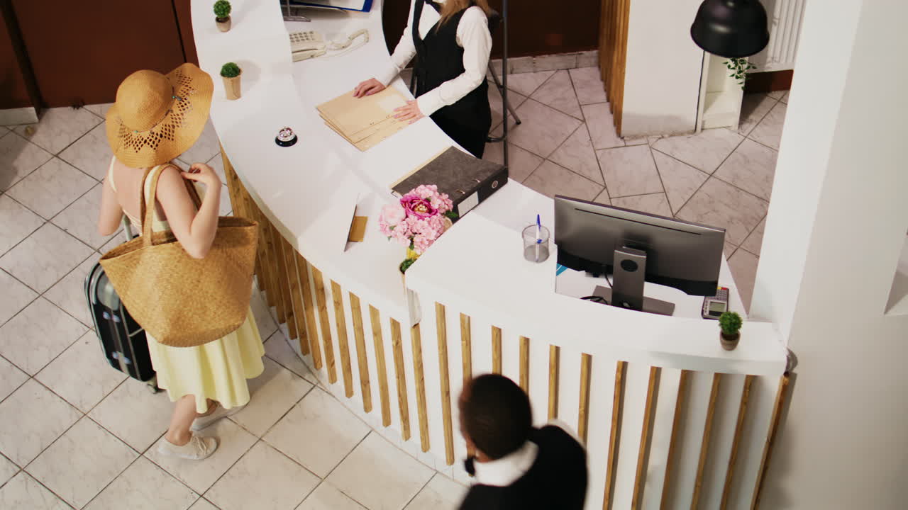 conserje de hotel dando la bienvenida al viajero