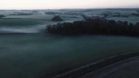 paisaje brumoso warwickshire, chesterton, vista aérea, helada antes del amanecer
