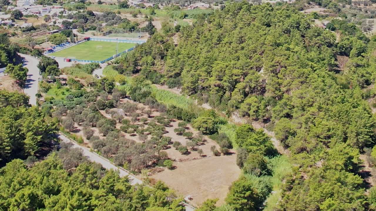 Esplorando il paesaggio verde di Rodi, in Grecia, durante una giornata di sole