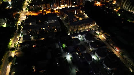 casas por la noche de la comuna de florida, país de chile