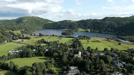 Imágenes-De-Video-Aéreo-Grasmere-Lake-And-Village,-Ciudad-En-El-Parque-Nacional-Del-Distrito-De-Los-Lagos-De-Cumbrian,-Inglaterra,-Reino-Unido,-En-Un-Hermoso-Día-Soleado