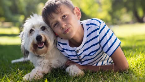 Animación-De-Un-Lindo-Perro-Mascota-Con-Una-Pareja-Feliz