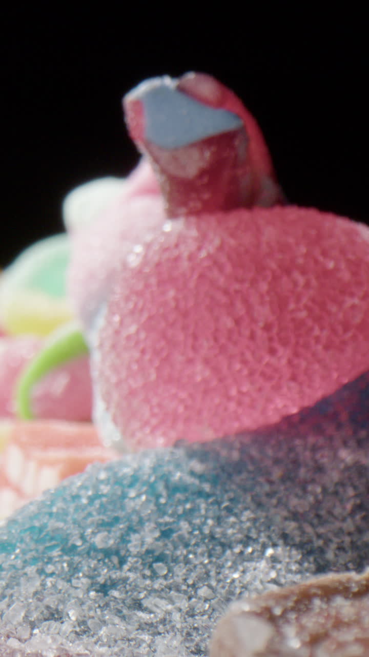 deslizador vertical disparado sobre el surtido de caramelos coloridos azucarados, concepto de diente dulce