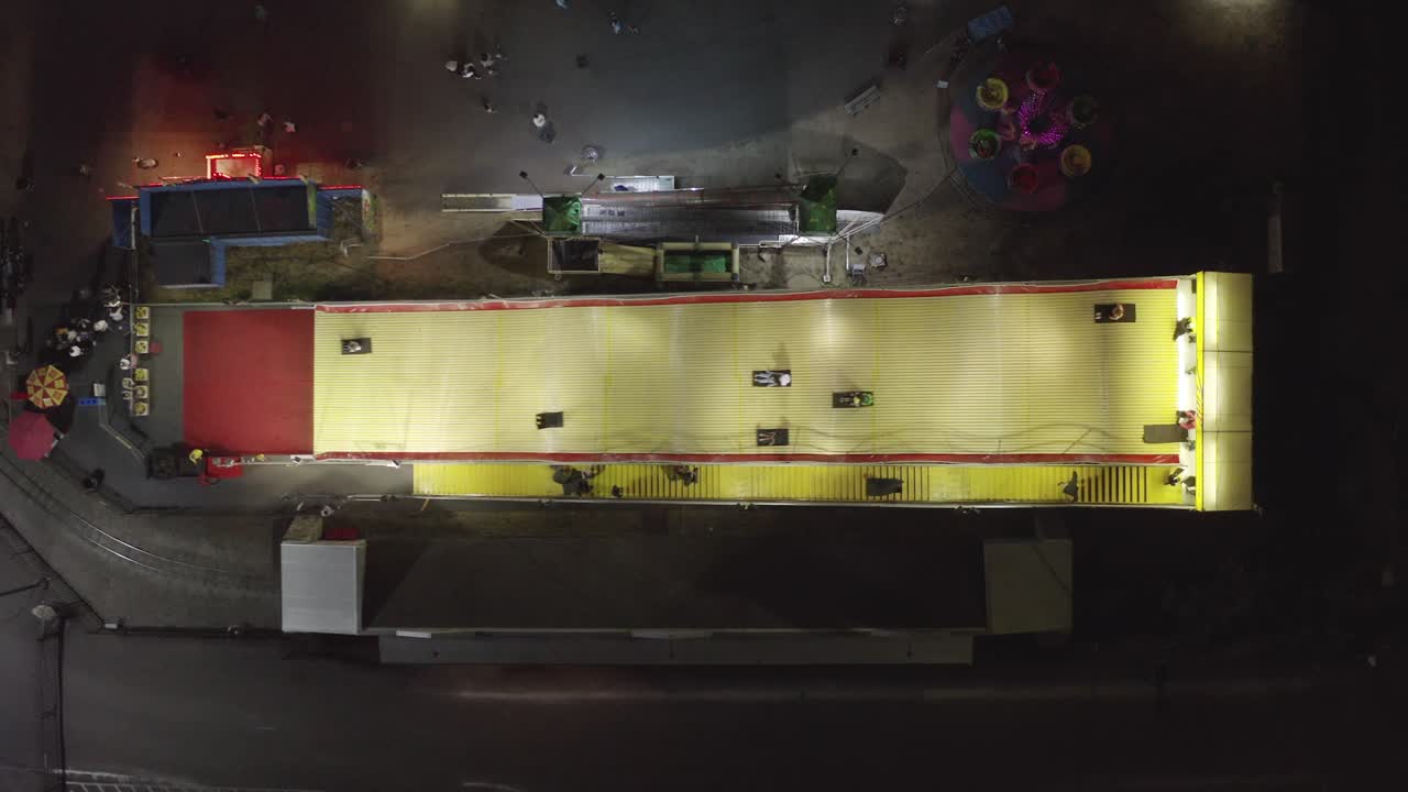 vista aérea de personas deslizándose en un tobogán gigante amarillo en la feria estatal de washington