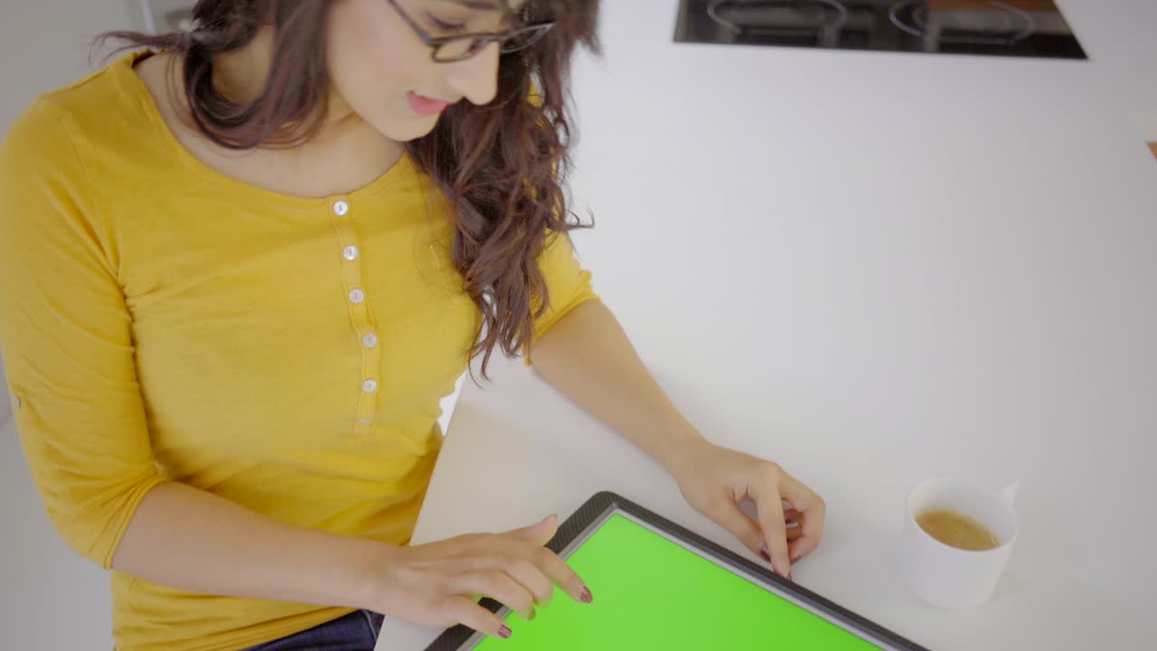 mujer árabe en el interior del hogar con tecnología redes sociales móvil feliz relajado