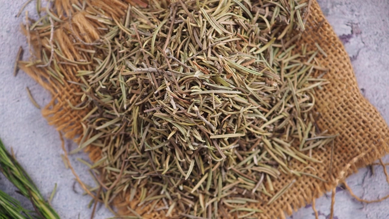 Romarin séché sur un tissu de jute