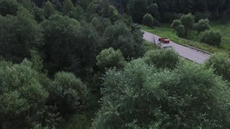 viaje por carretera a través del campo, vista aérea