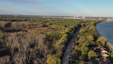 vista aérea de drones de green bay, wisconsin. la naturaleza preserva el santuario de vida silvestre al otro lado de la carretera de las casas a lo largo de east shore drive.