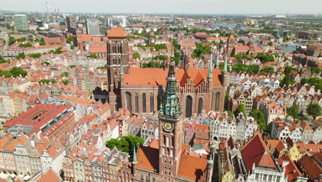 Hermoso-Reloj-Del-Ayuntamiento-En-Gdansk-Durante-El-Día,-Polonia,-Vista-Aérea