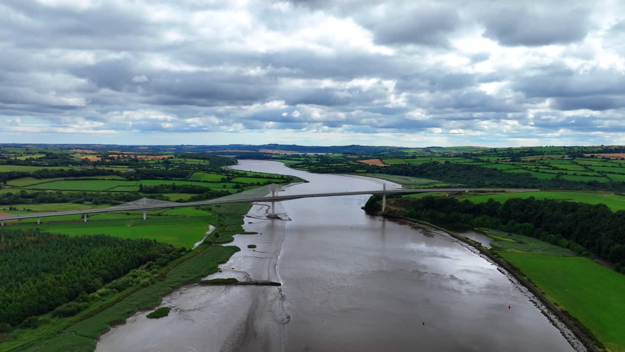 Irland. Droneflyvning over episke steder til Rose Fitzgerald Kennedy Bridge på en skyet sommerdag
