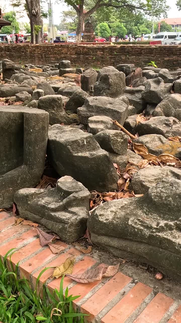 퇴하는 역사적인 돌의 유적의 꾸준한 시각
