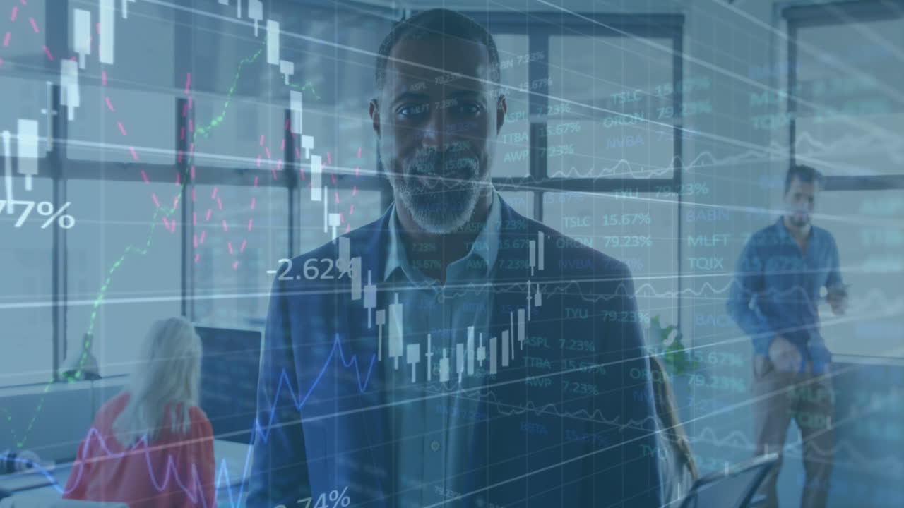 Zakenman op kantoor met financiële grafieken en een animatie-overlay van gegevensverwerking