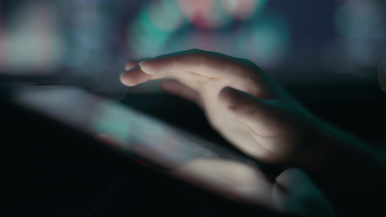 Persona che scorre i grafici di borsa su un tablet