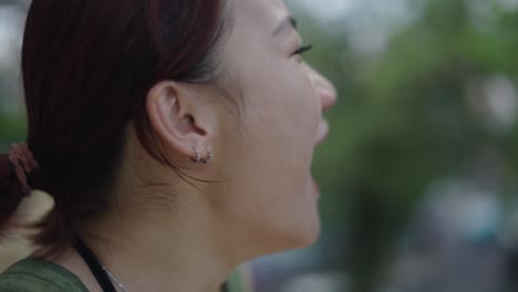 una mujer feliz sonriendo.