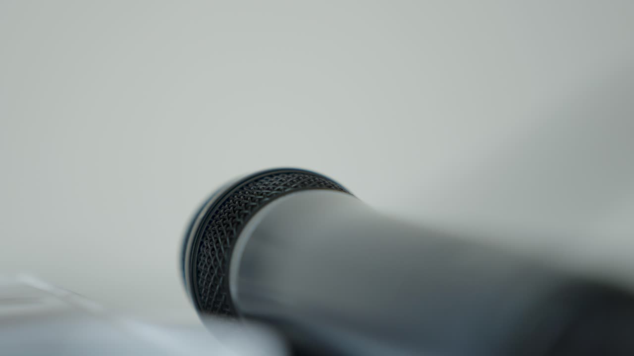 micrófono moderno aislado en una mesa - alejar