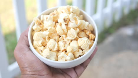 palomitas de maíz en la mano