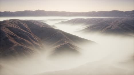 Berglandschaft-Mit-Tiefem-Nebel-Am-Morgen