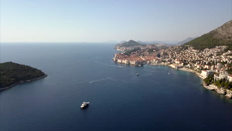 Casco-Antiguo-De-Dubrovnik-Desde-El-Mar-Con-Barcos-Y-Cielos-Despejados