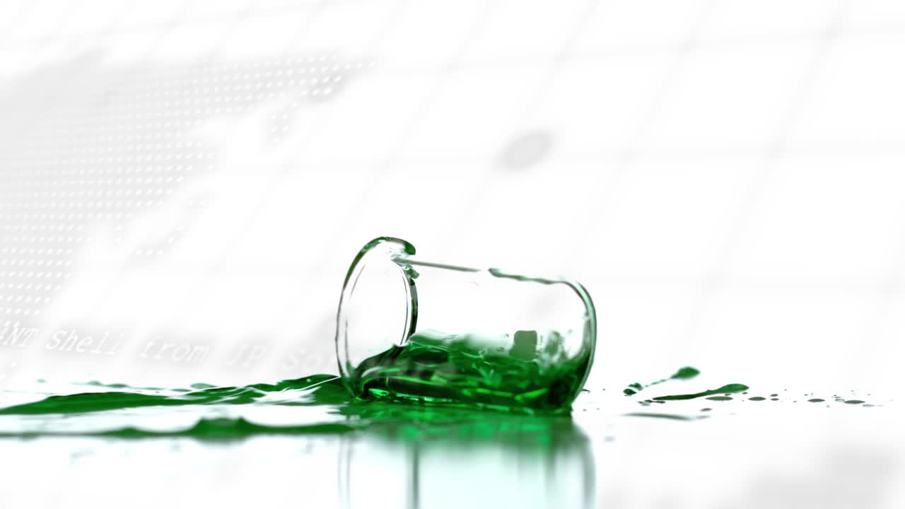 액체와 함께 컵 위에 데이터 처리를 가진 세계 지도의 애니메이션