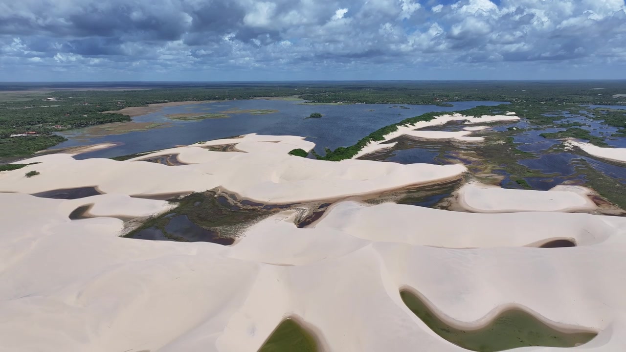 Piccole Lame d'Acqua a Paulino Neves nel Maranhão, Brasile. Paesaggio di Laghi d'Acqua Dolce. Montagne di Dune di Sabbia. Piccole Lame d'Acqua a Paulino Neves. Turismo e Viaggi. Scena Naturale. Sfondo Spiaggia. Brasile Nord-orientale.