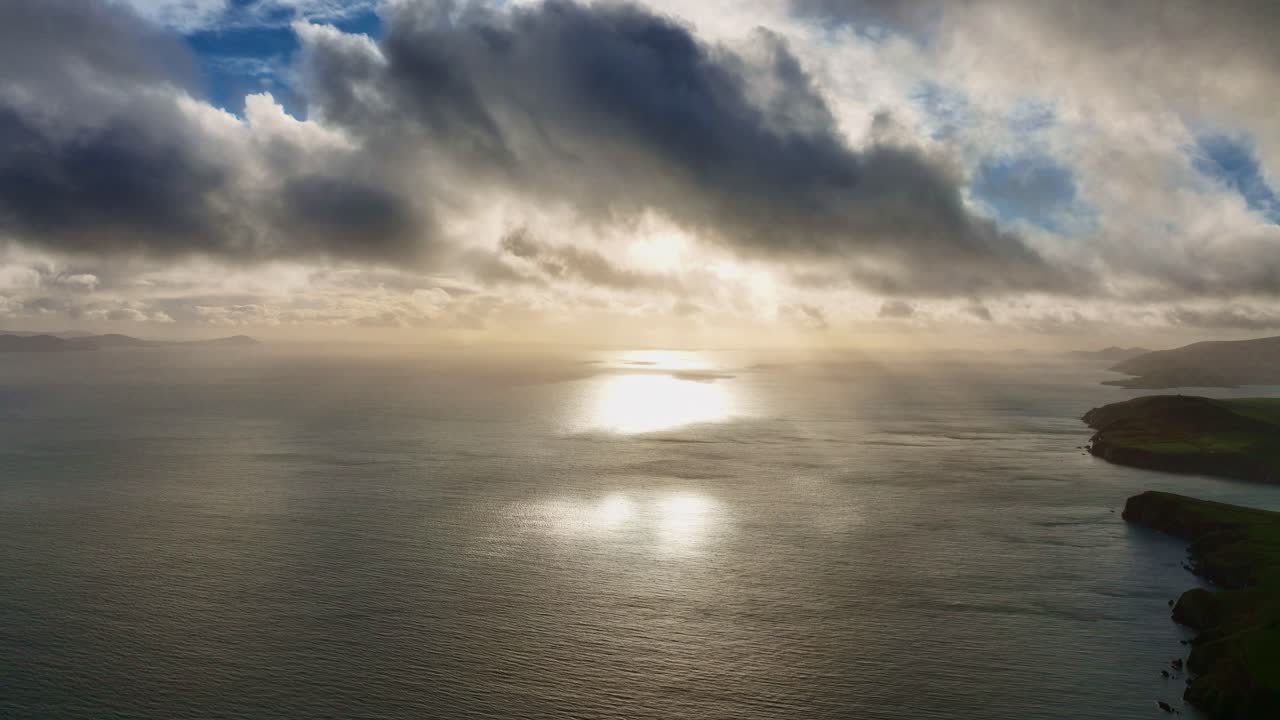Irlanda selvaggia, luce drammatica nel pomeriggio invernale sulla penisola di Dingle, contea di Kerry, paesaggi con drone
