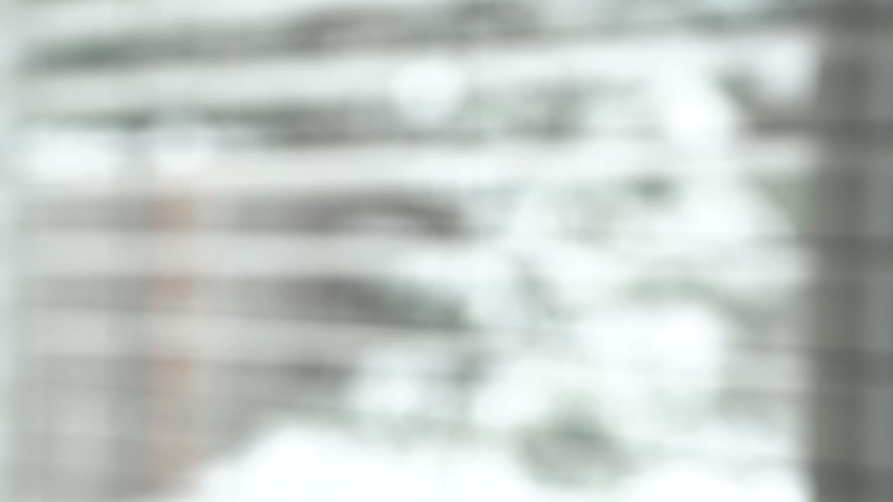 plato de fondo borroso de nieve cayendo a través de la ventana de la casa