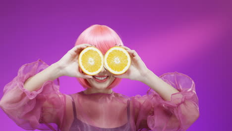 Cerca-De-Una-Mujer-Bonita-Con-Gafas-De-Sol-Blancas-Y-Una-Peluca-Rosa