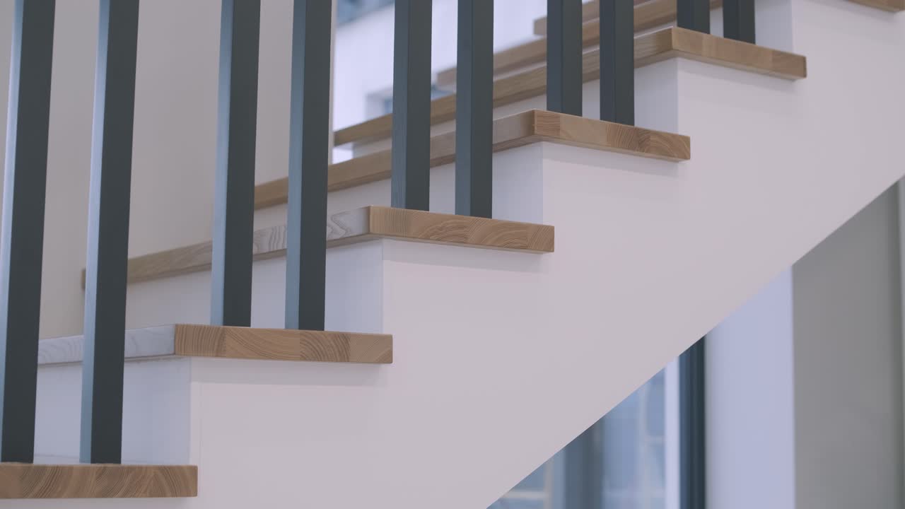 интерьерный дизайн стильные деревянные лестницы внутри дома с современными деревянными перилами и стенами, украшенными модными лампами. современная лестница или лестница внутри в современном интерьере дома