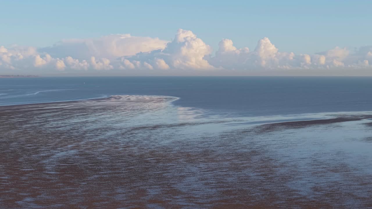 una vista pacífica de la playa de la aldea de blackrock en el condado de louth, irlanda, que muestra patrones de mareas