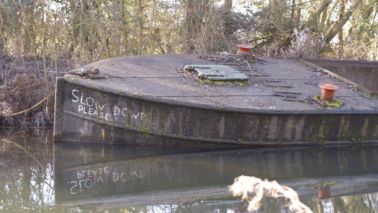 썩어가는 운하 바지선