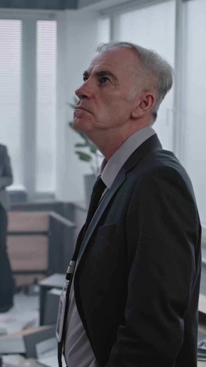 hombre de negocios reflexivo en una oficina moderna